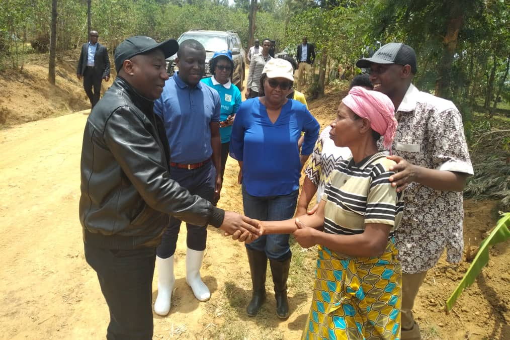 PM Ngirente greets a resident on his arrival at the 57-hectare Mwogo marshland from where he launched the new  planting season. James Karuhanga.