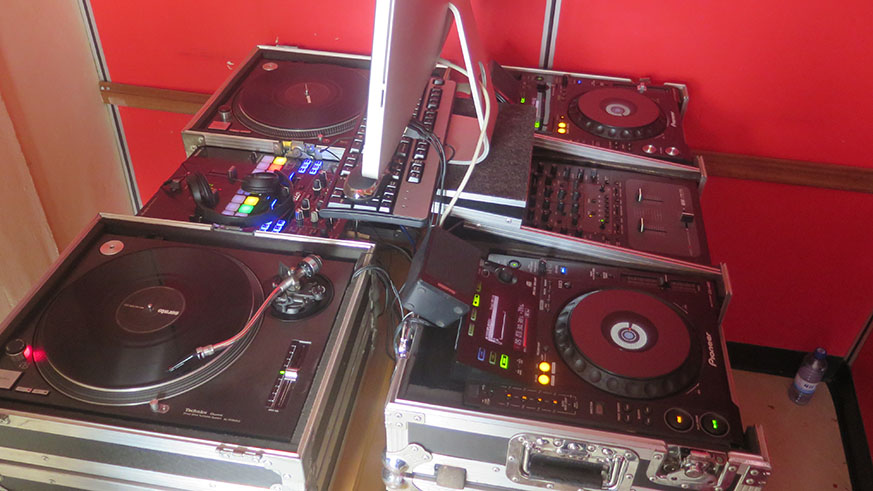 DJs need such a complete set of equipment to use for events or a night club. Courtesy.