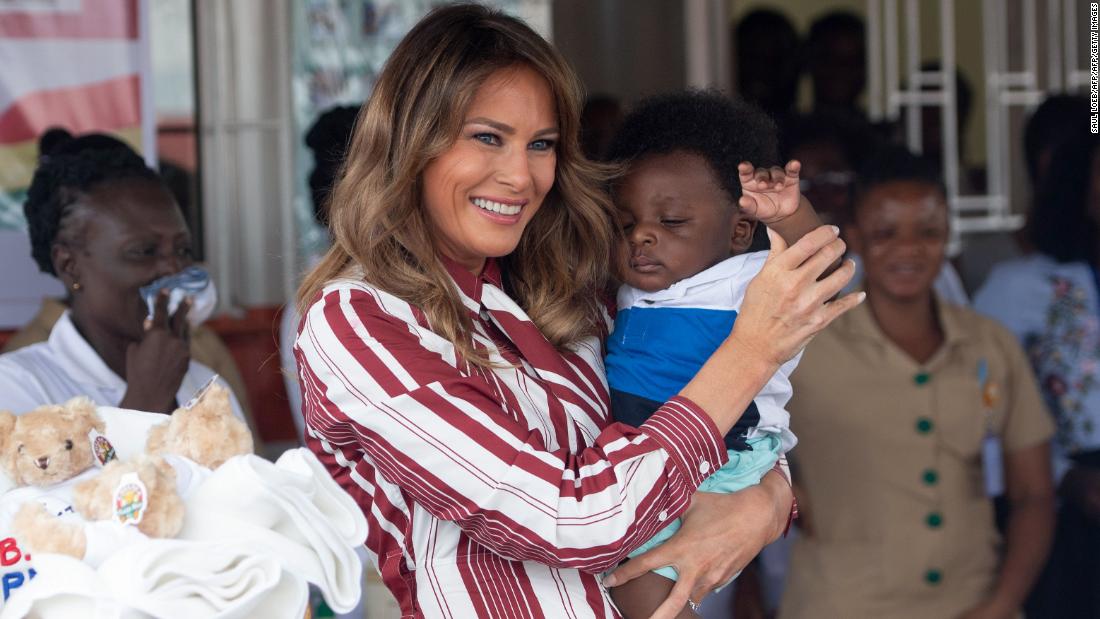 US First Lady Melania Trump holds a baby during a visit to the Greater Accra Regional Hospital in Accra, on October 2, 2018, as she begins her week long trip to Africa to promote her 'Be Best' campaign. / Internet photo