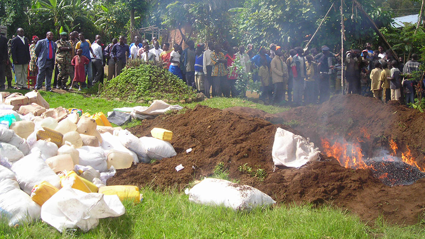 Burera residents watch as the police destroy drugs. File.