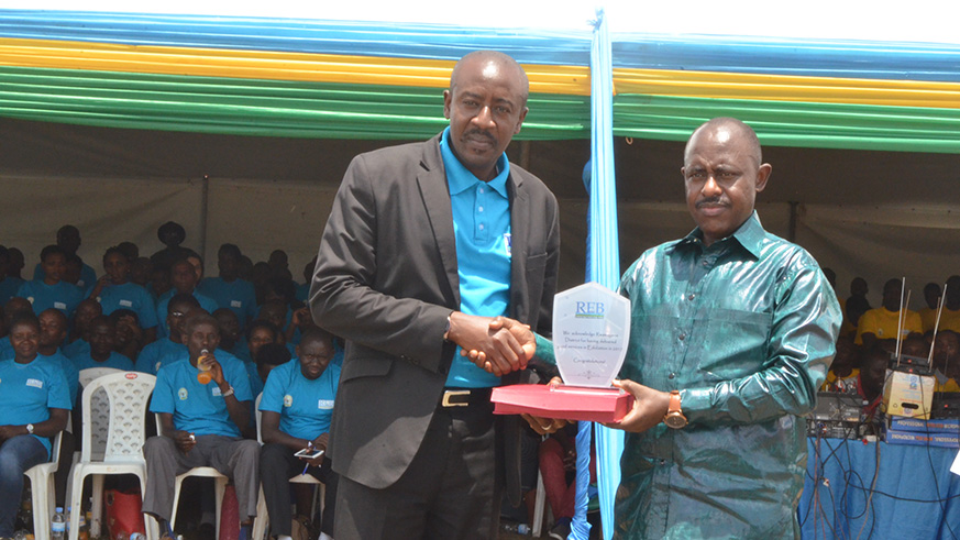 Rwamagana-District-Mayor-(L)-received-award-as-the-best-in-education-services-delivery-for-2017.
