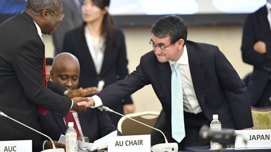 Foreign Minister Taro Kono shakes hands Sunday with one of the participants at a two-day ministerial meeting of Japan and African countries held in Tokyo. Net.