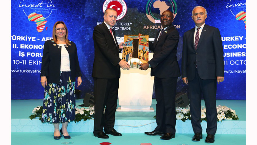 PM Ngirente exchanging a gift with Turkish President Recep Tayyip Erdogan during the forum in Istanbul. Courtesy