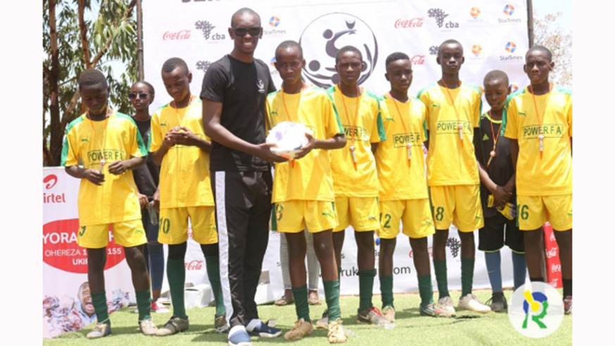 Hategekimana awards some of the youngsters. Net photo.