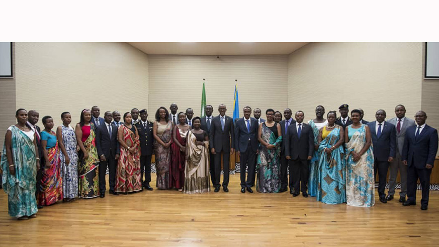 President Kagame in a group photo with the new cabinet. (Courtesy)