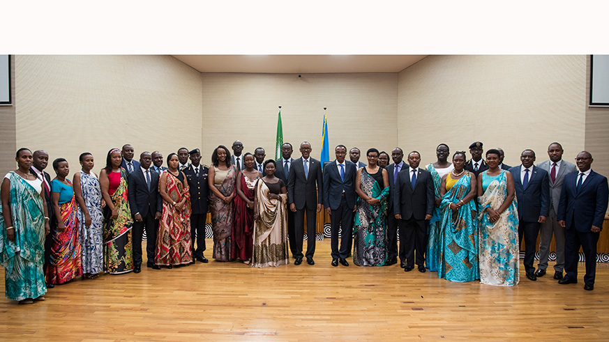 President Kagame in a group photo with members of the new cabinet and other top government officials at parliament yesterday.  Village Urugwiro.