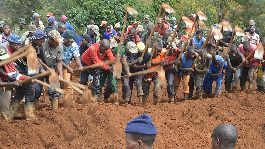 Hundreds of residents prepare a foundation for the 20 houses in Rwankuba sector. Photo by Joseph Mudingu.