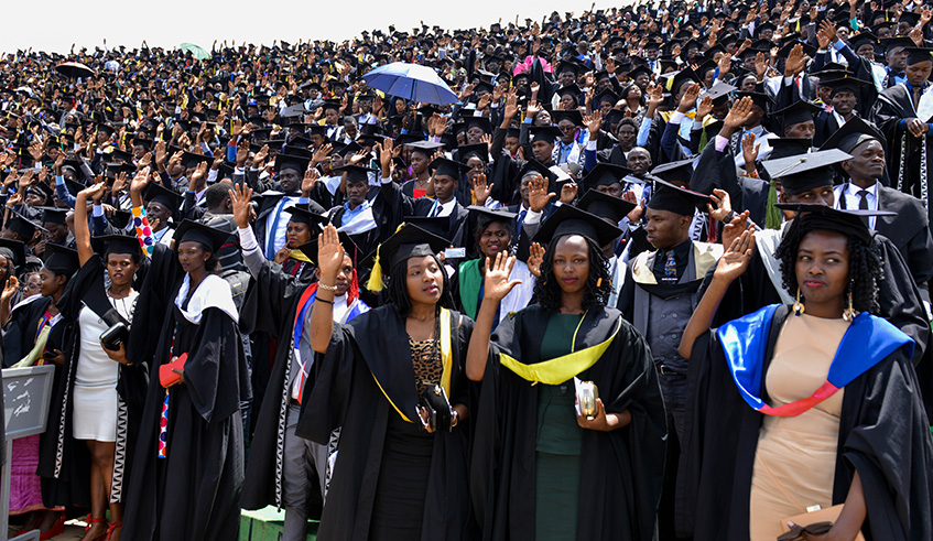 University of Rwanda graduates take oath of integrity during the schoolu2019s 5th graduation ceremony. Yesterday 7050 graduates were awarded their respective degree. Courtesy. 