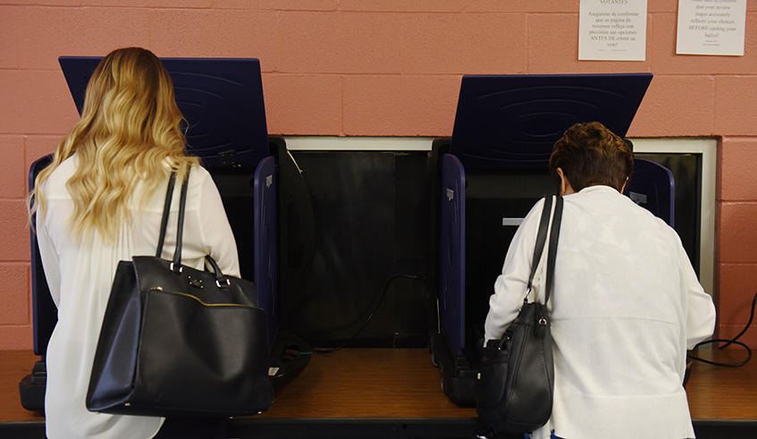 Voters cast their ballots for the midterm elections in San Antonio, Texas, yesterday. Net photo.