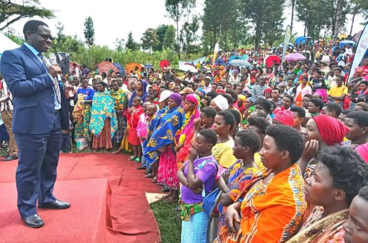 Gakenke District Mayor Nzamwita Deogratias talking to the residents.