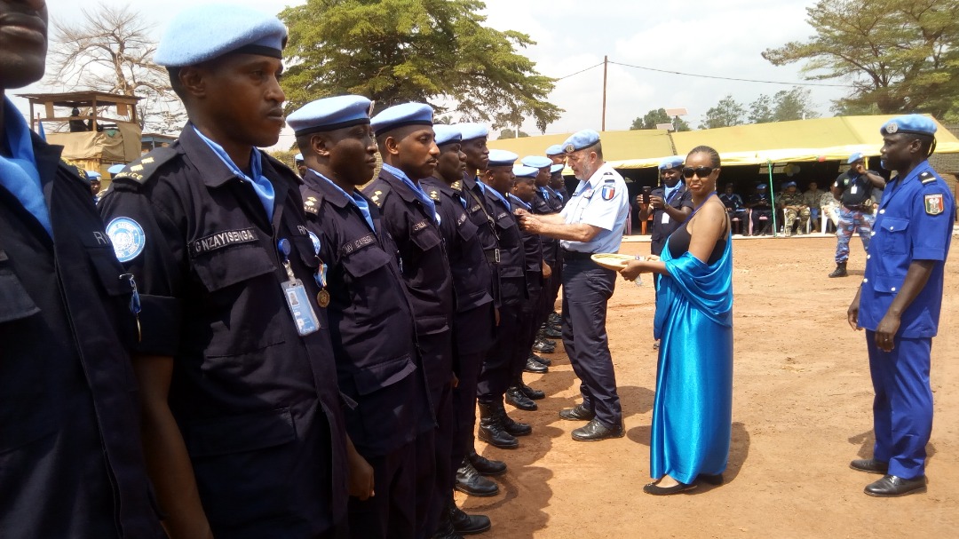 Minusca Police Chief of Operations, Col. Philippe Garcia, decorates Rwandan Police peacekeepers. / Courtesy 