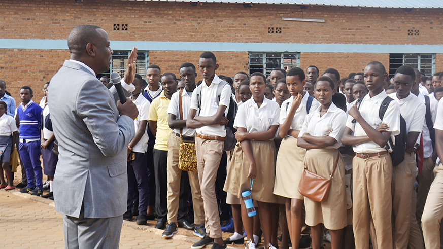 The State Minister for Primary and Secondary Education Isaac Munyakazi addresses the candidates at Groupe Scolaire Kicukiro on Tuesday. / Frederic Byumvuhore 