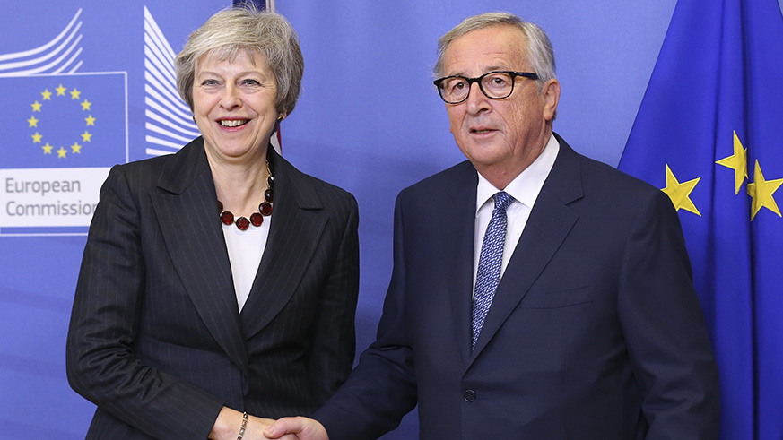 European Commission President Jean-Claude Juncker (R) shakes hands with British Prime Minister Theresa May during their meeting in Brussels, Belgium, on Wednesday. (Xinhua/Ye Pingfan).