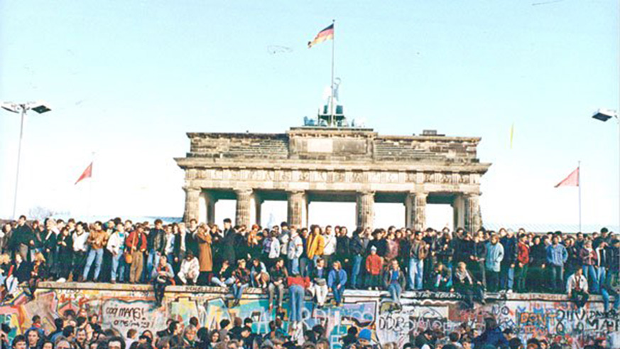 Triumph of the peaceful revolution. The Berlin Wall falls, the Brandenburg gate is opened. File.