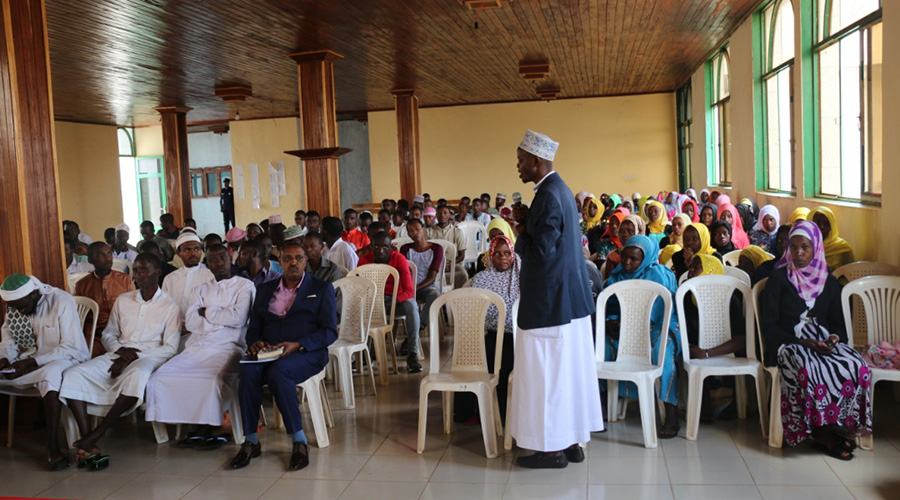 Sheikh Musa Sindayigaya speaking to Muslim youth.
