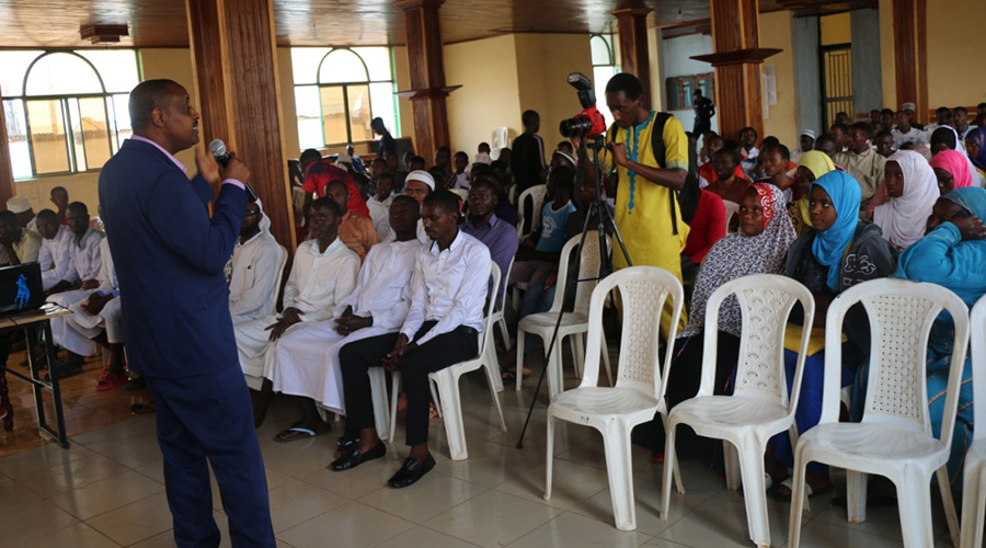 CP Denis Basabose addressing the Muslim youth at Majengo Mosque in Nyarugenge.