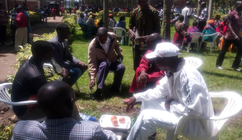 Ex-FDLR combatants share food and drinks with their families on the first encounter in years. Regis Umurengezi.