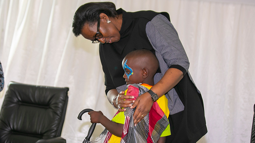 2.	Her Excellency Jeannette Kagame greeting and congratulating one of the young performers at the party