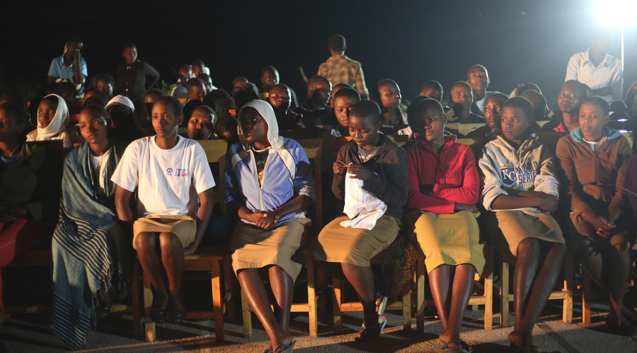 Rwanda recently disclosed that it was planning to allow more teenagers to have access to contraceptive methods. In the photo, over 2,000 joined Teen Pregnancies Eradication Mobile Cinema Tour by Plan International. / Internet photo