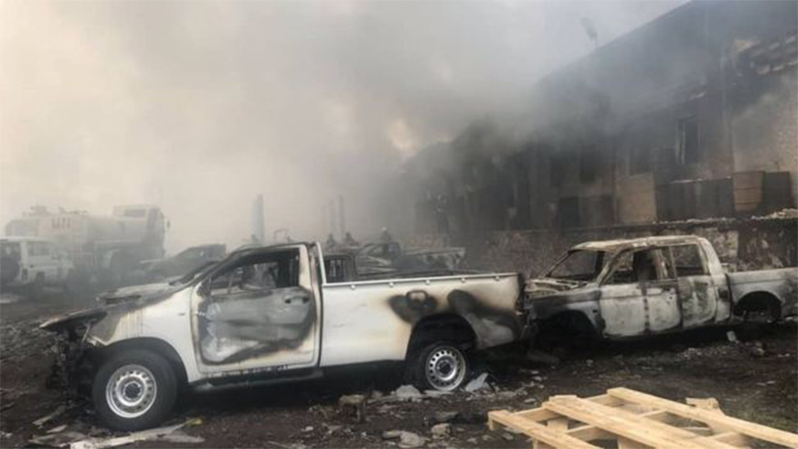 A photo released by the election commission shows vehicles damaged by the fire. Net.