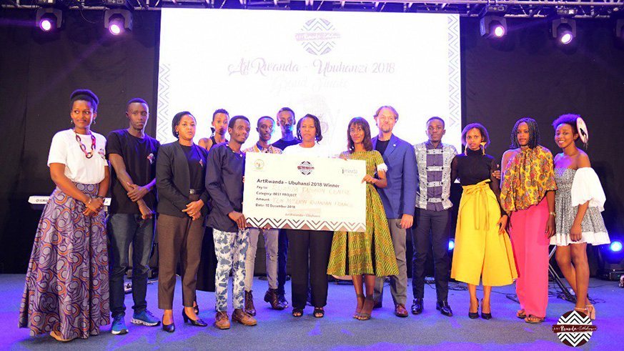 First Lady Mrs Jeannette Kagame and Government officials tour the exhibition area during ArtRwanda-Ubuhanzi 2018 Grand Finale. Courtesy.