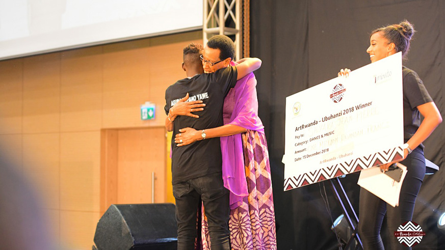 First Lady Mrs Jeannette Kagame and Government officials tour the exhibition area during ArtRwanda-Ubuhanzi 2018 Grand Finale. Courtesy.