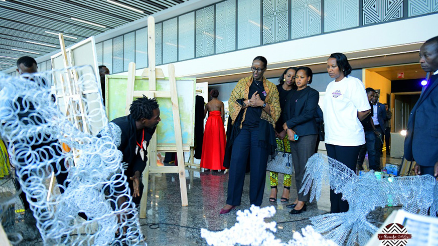 First Lady Mrs Jeannette Kagame and Government officials tour the exhibition area during ArtRwanda-Ubuhanzi 2018 Grand Finale. Courtesy.