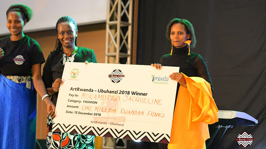First Lady Mrs Jeannette Kagame and Government officials tour the exhibition area during ArtRwanda-Ubuhanzi 2018 Grand Finale. Courtesy.