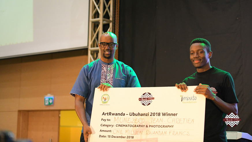 First Lady Mrs Jeannette Kagame and Government officials tour the exhibition area during ArtRwanda-Ubuhanzi 2018 Grand Finale. Courtesy.