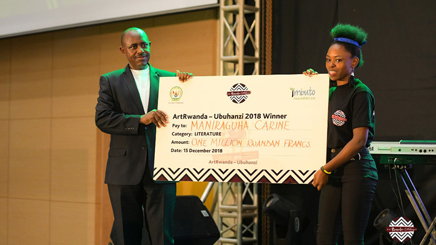 First Lady Mrs Jeannette Kagame and Government officials tour the exhibition area during ArtRwanda-Ubuhanzi 2018 Grand Finale. Courtesy.