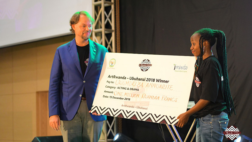 First Lady Mrs Jeannette Kagame and Government officials tour the exhibition area during ArtRwanda-Ubuhanzi 2018 Grand Finale. Courtesy.