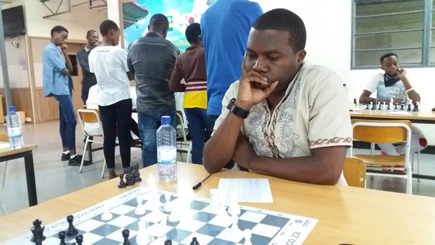 Florent Niyongira caused some upset in round 3 on Sunday as he defeated Valentin Rukimbira to maintain his perfect start to the tournament. He was due to face Joseph Nzabanita in round 4 later in the day. Courtesy.