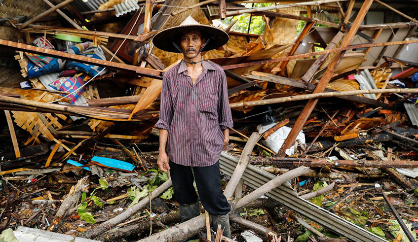 A man stands in front of his destroyed house, after it was hit by a tsunami in Pandeglang, Banten province, Indonesia, on Monday. Net photo.