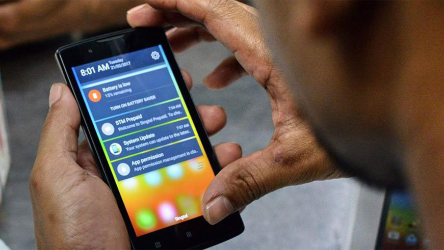 Financial institutions are digitising many services including loans, savings and financial advice so as to win the customers loyalty. Net photo.