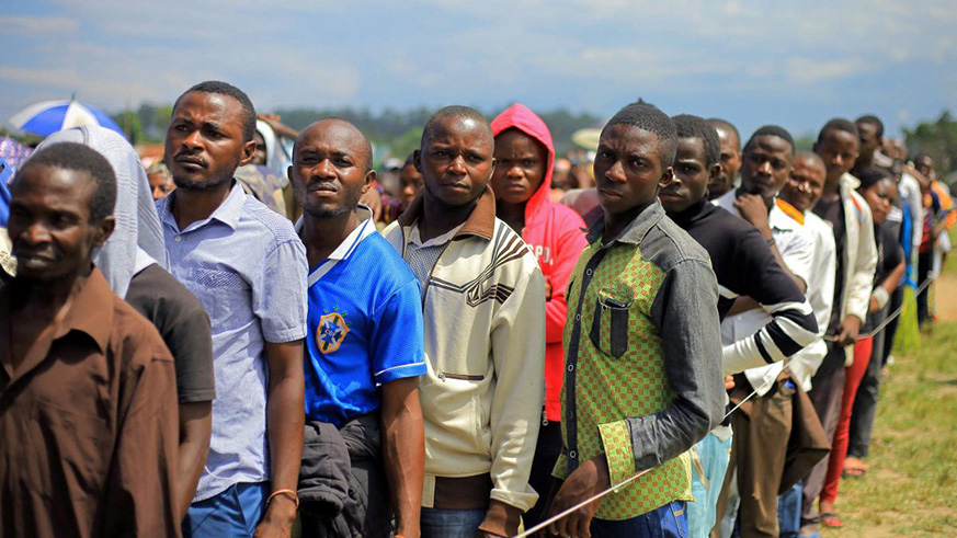 Voters lined up on Sunday morning to cast their votes. Net photo.