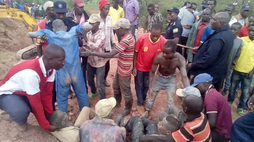  Police and area residents helping miners who were trapped mining site in Kamonyi District. Courtesy 