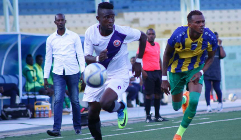 Jules Ulimwengu (L) runs away with the ball from AS Kigali defender Fabrice Ininahazwe (R) during  Sunriseu2019s 1-0 league victory over Djuma Masudiu2019s side at Kigali Stadium last November. File photo.