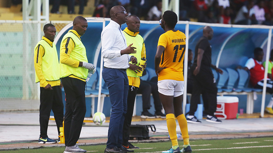Mukura Victory Sports head coach Francis Haringingo speaks to his player Bertrand Iradukunda during a past match. File photo.