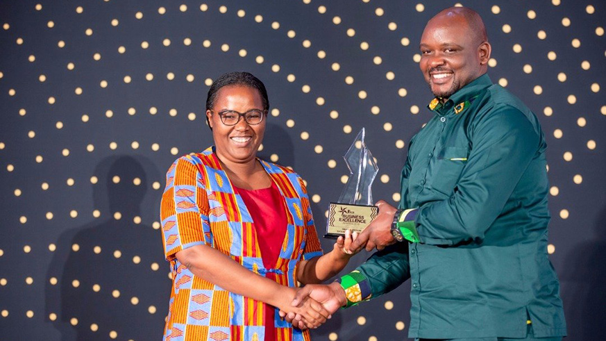 Dr. Gerardine Mukeshimana, Agriculture and Animal Resources minister presenting the 2018 RDB Business Excellence Awards SME of the Year to Pascal Technology.