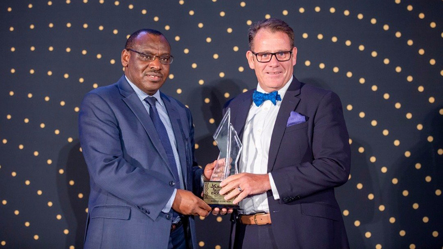 RwandAir CEO Yvone Makolo (L) hands over the 2018  RDB Business Excellence Awards Woman Entrepreneur of the Year. Emmanuel Kwizera