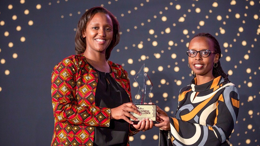 RwandAir CEO Yvone Makolo (L) hands over the 2018  RDB Business Excellence Awards Woman Entrepreneur of the Year. Emmanuel Kwizera