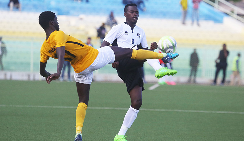 Mukura forward Bertrand Iradukunda (L) vies for the ball with APRu2019s Mirafa Nizeyimana during a league match at Kigali Stadium. Sam Ngendahimana.