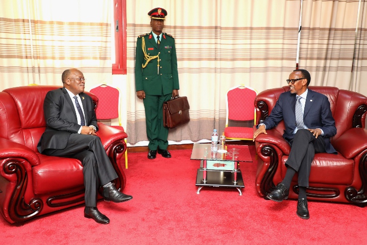 President Paul Kagame and his Tanzanian counterpart, John Pombe Magafuli meet on the sidelines of the EAC Heads of State summit. (Village Urugwiro)