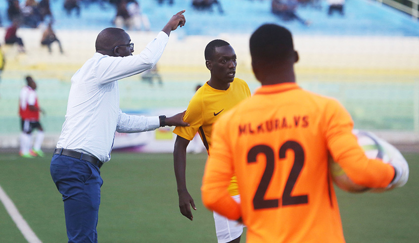 Mukura Victory Sports head coach Francis Haringingo speaks to his players  during a past match against APR FC at Kigali Stadium. Sam Ngendahimana.