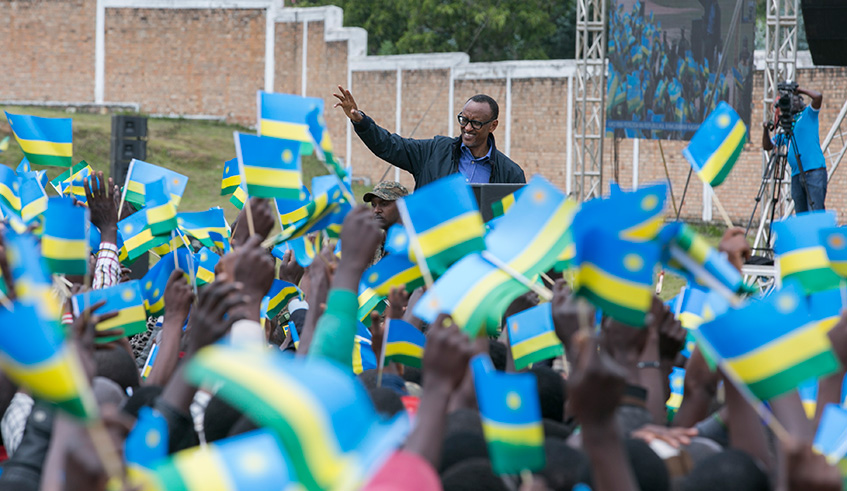President Kagame in Nyamagabe District, Southern Province yesterday. The President urged citizens to use the resources at their disposal to solve their own problems. Village Urugwiro.