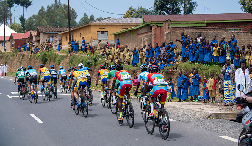 Primary school students in Karongi District enjoy Stage 4 of the 11th Tour du Rwanda.