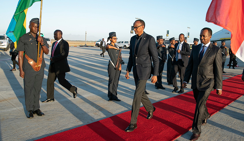 President Kagame arrives in Cape Town, South Africa for the YPO meeting that will bring together 2,500 participants to address issues in business, politics, science, technology and philanthropic among others. Urugwiro Village 