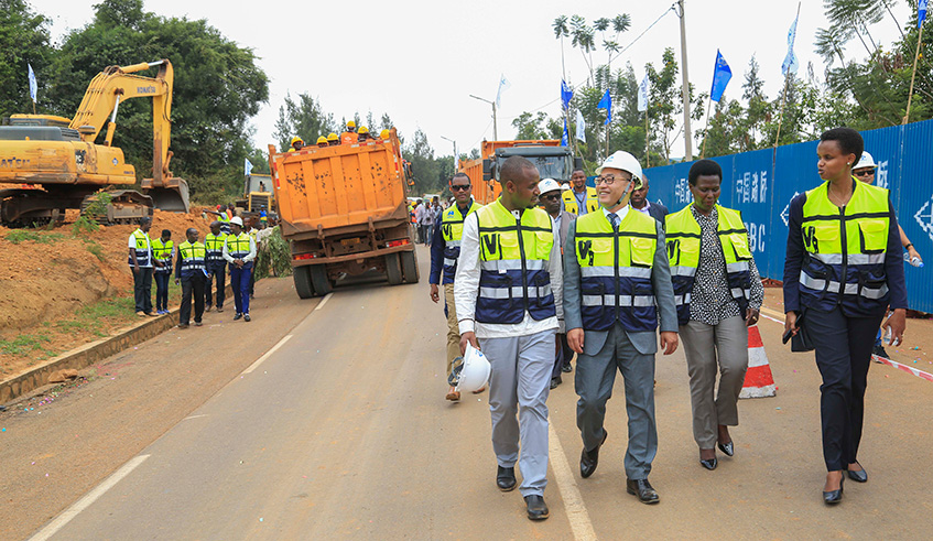 Officials inspect the Sonatube-Gahanga-Akagera road. Emmanuel Kwizera.