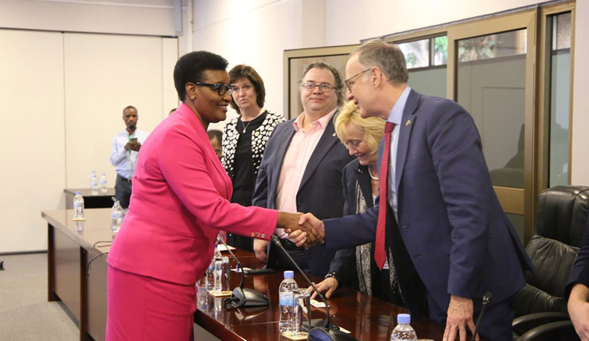Speaker Mukabalisa (L) shakes hands with Robert Oliphant, Co-Chair of Canada-Africa Parliamentary Association (CAPA) as she greets members of the delegation in Kigali, March 13, 2019 (courtesy)
