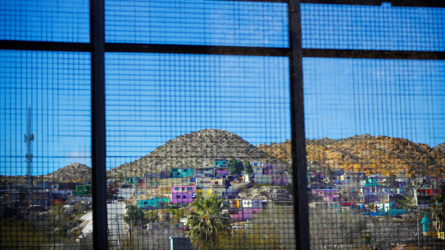 Residential homes in the Mexican city of Ciudad Juarez can been seen through border fencing in El Paso, Texas, Feb 23, 2019. [Photo/Agencies]